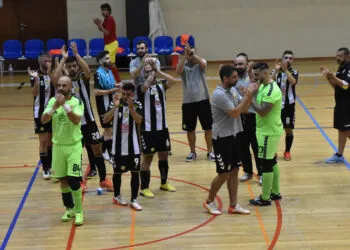 Futsal vence e mantém-se no topo